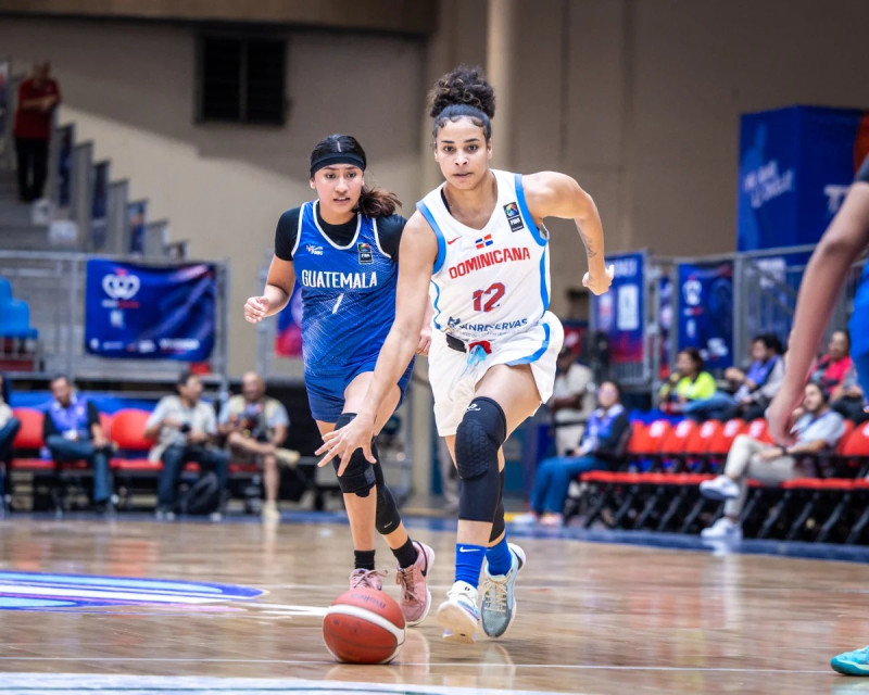 Esmery Martínez, de República Dominicana, avanza con el balón frente a Guatemala en el segundo día del Centrobasket. Martínez terminó el partido con un triple-doble.