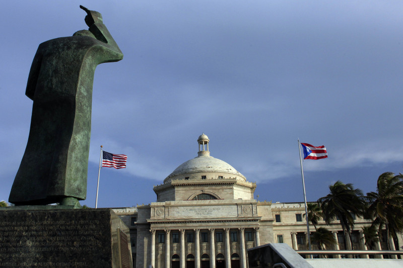 Estatua de bronce de San Juan Bautista frente al edificio del Capitolio en San Juan, Puerto Rico, el 30 de septiembre de 2016.