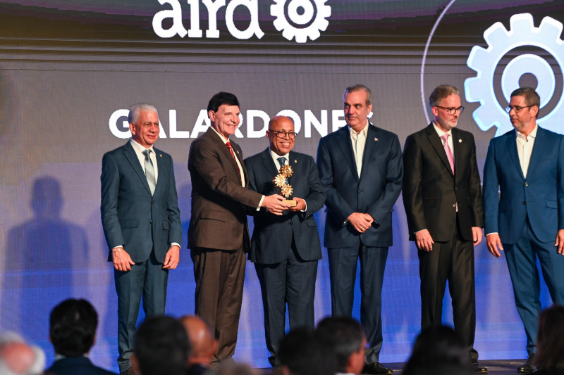 La AIRD entrega premio al presidente de la Cámara de Diputados, Alfredo Pacheco