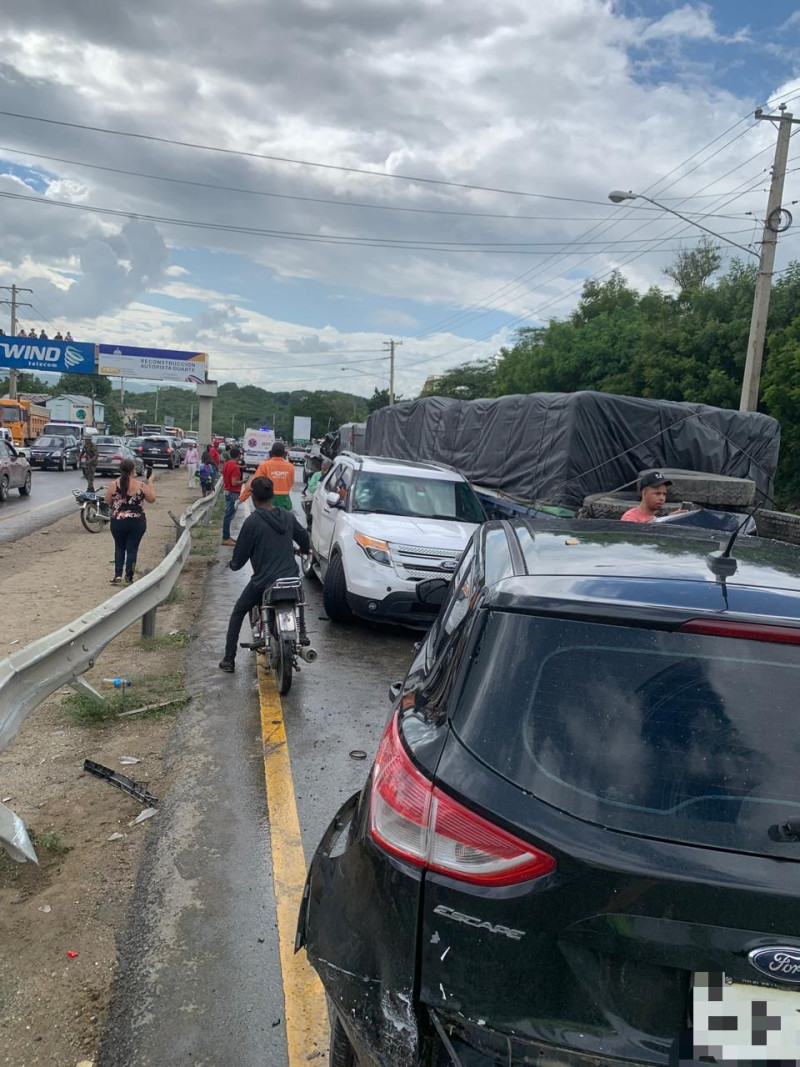 Accidente registrado en la Autopista Duarte, a la altura del sector Estancia del Yaqué, municipio Villa Bisonó, Navarrete, provincia Santiago.