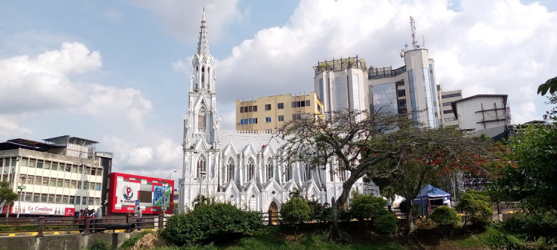 La ermita, símbolo religioso del centro histórico de Cali, vista desde la Ribera del Río.