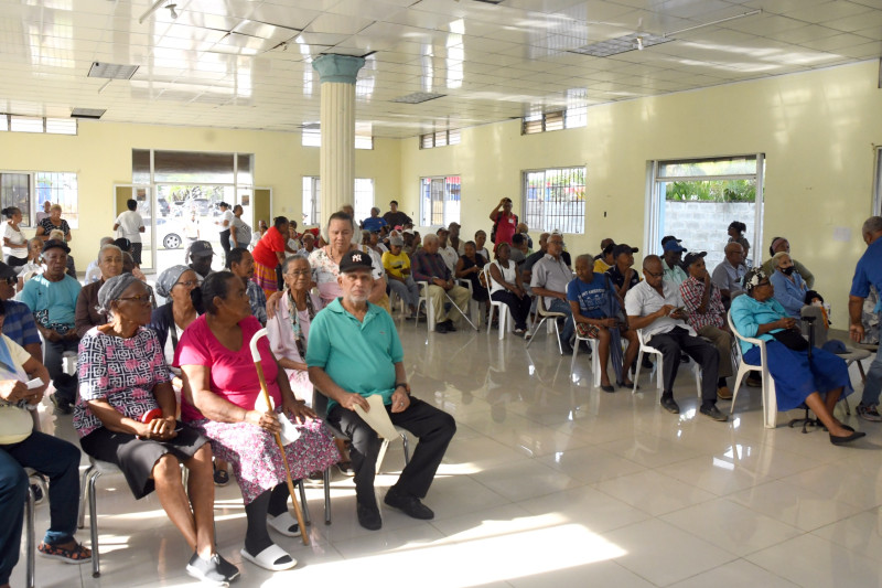 Los envejecientes fueron asistidos por Conape luego del encuentro Listín en el barrio, donde los dirigentes comunitarios revelaron que 4,000 adultos mayores requerían ayuda.