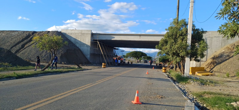 El puente elevado sobre la avenida Fabio F. Herrera, en Baní, está avanzado para dar paso a la avenida de circunvalación.