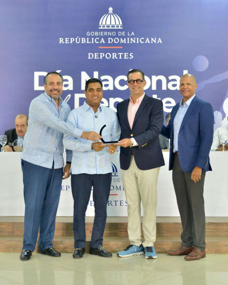 Cruz y Alberto Rodríguez reconocen a Felipe Vicini, presidente del CRESO, representado por Manuel Luna, director ejecutivo de ese programa. Figura el doble medallista olímpico  de oro, Félix Sánchez.