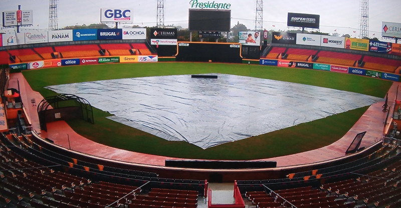 Lona colocada en el Estadio Cibao este jueves.