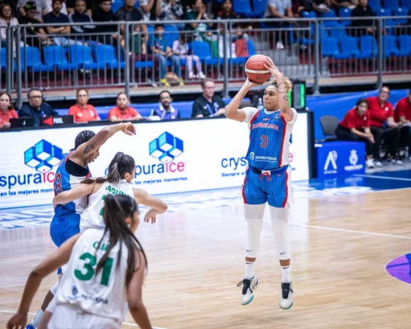 Cesarina Capellán se eleva en busca de anotar un triple en el partido frente a México en el centrobasket femenino.