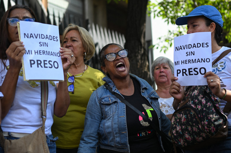 Familiares de personas detenidas durante las protestas