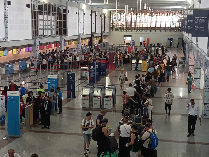 Pasajeros en el Aeropuerto Internacional de las Américas