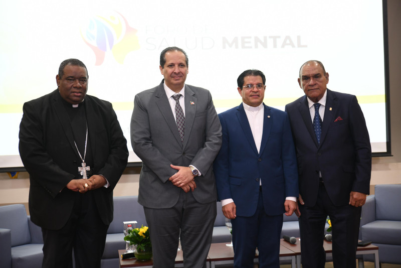 Monseñor Jesús Castro Marte, obispo de La Altagracia, doctor Víctor Atallah, ministro de Salud; padre Secilio Espinal, rector de la PUCMM y Miguel Franjul, director del Listín Diario, durante la apertura, ayer, del Foro de Salud Mental.