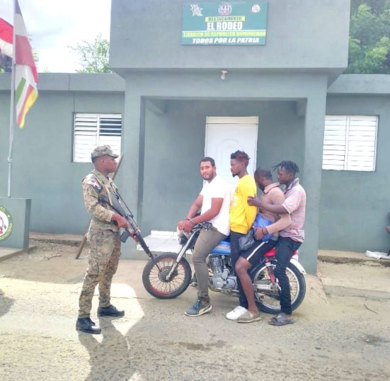 Los haitianos ilegales eran transportados en una motocicleta.