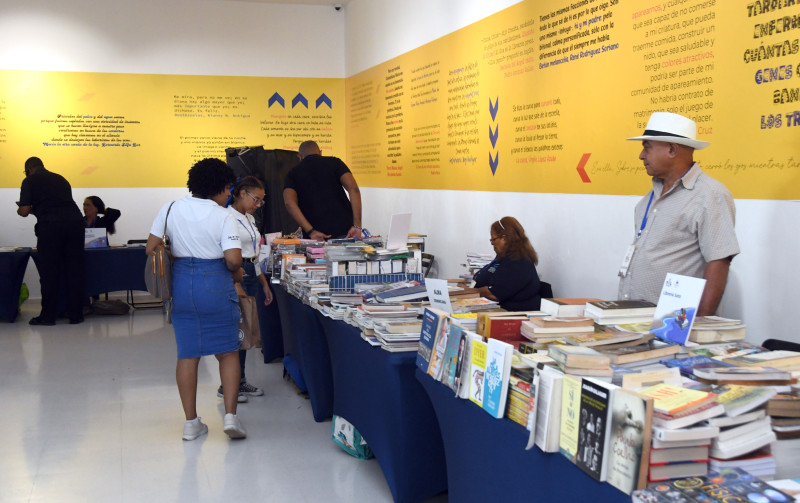 La feria lleva el lema "Los libros conectan" y contará con la participación de representantes de 242 sellos editoriales y decenas de distribuidores locales.