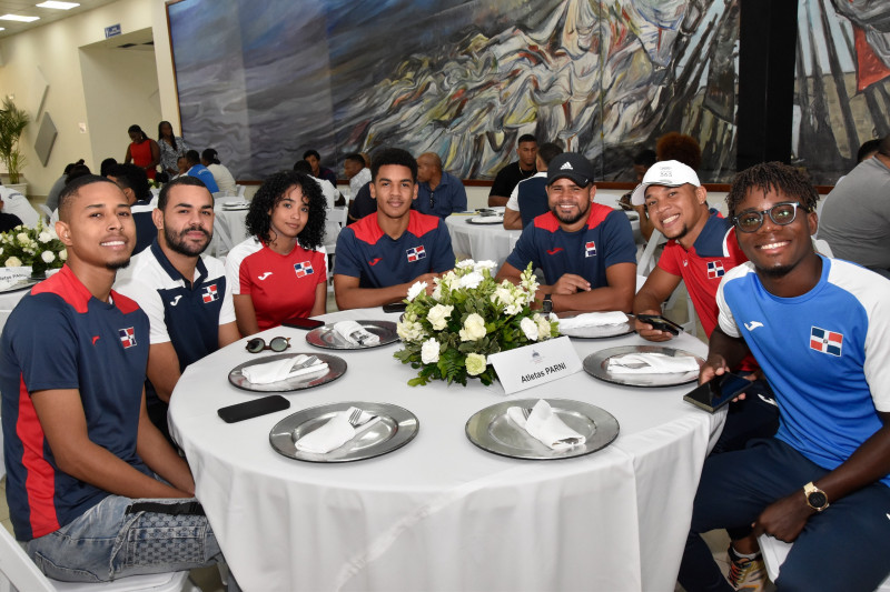 Parte de los atletas que acudieron al acto del Día Nacional del Deporte. celebrado en el Salón Independencia del Ministerio de Defensa.