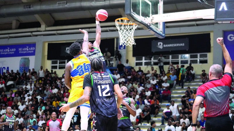 Jassel Pérez, del equipo de Bameso, se dispone a donquear frente a la defensa de Luismal Ferreiras, del Mauricio Báez, en el quinto partido de la final del TBS Distrito.