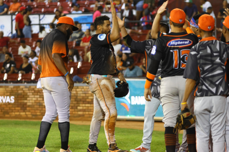 Francisco Peña dio el batazo del gane en el triunfo taurino 7-6.