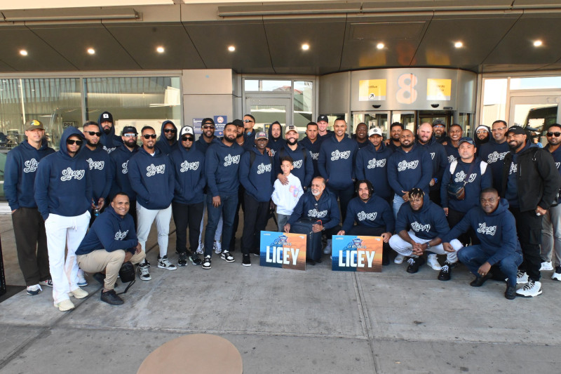 El equipo Tigres del Licey a su llegada a la ciudad de Nueva York donde jugarán la Serie Titanes del Caribe frente a Águilas Cibaeñas