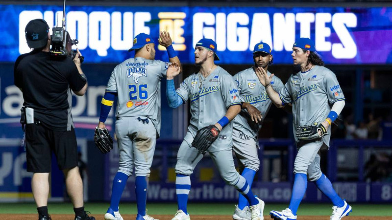 Jugadores de los Navegantes de Magallanes celebran su pase a la final este sábado.