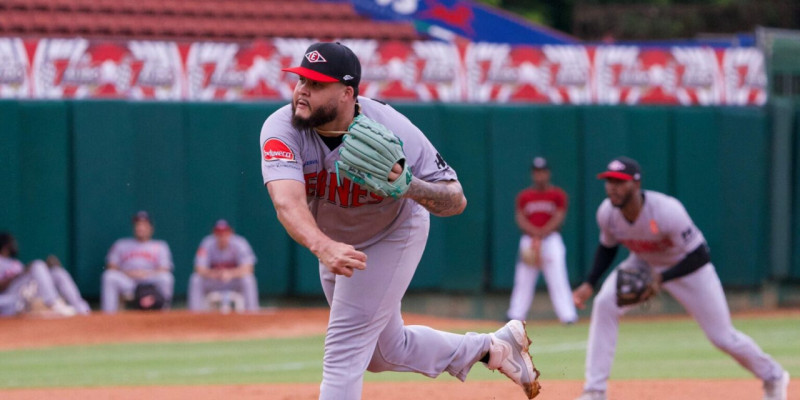 Víctor Santos fue el pitcher abridor en el triunfo de los Rojos sobre Gigantes.