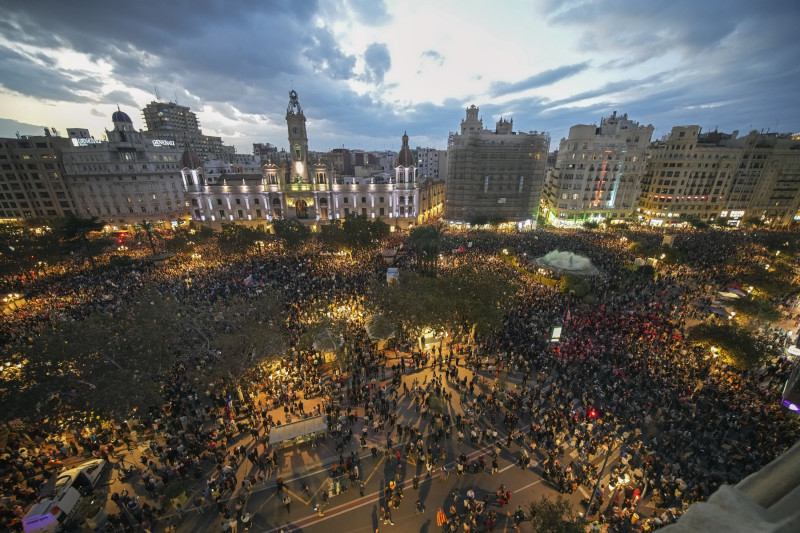 Miles de manifestantes se congregan frente al ayuntamiento de la ciudad