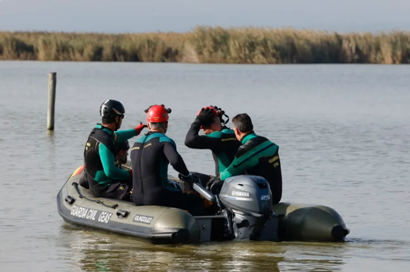 Efectivos del Grupo Especial de Actividades Subacuáticas de la Guardia Civil (GEAS) trabajan en labores de rastreo en La Albufera (Valencia) este jueves.