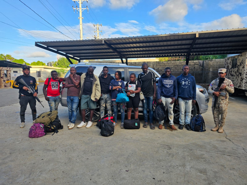 Detienen 11 nacionales haitianos en estatus migratorio irregular dentro de una jeepeta en Monte Cristi