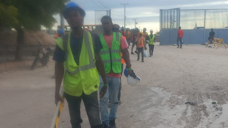 La mayoría de los haitianos llegan a la 7:00 am.