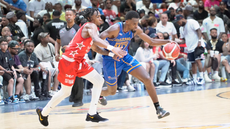 Juan Miguel Suero “El Fantasma” intenta penetrar hacia el aro ante la defensa de Jassel Pérez “El Fenómeno”, durante el último cuarto del partido seis de la final del TBS del Distrito Nacional.