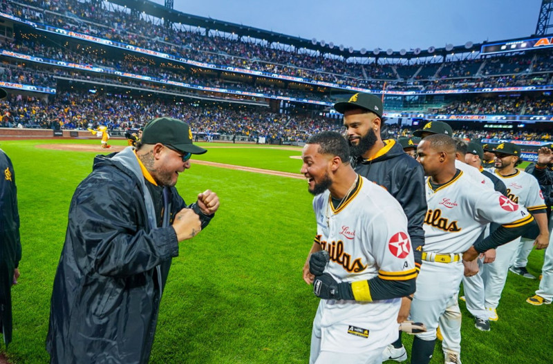 Jugadores de las Águilas celebran luego de dejar en el terreno al Licey.