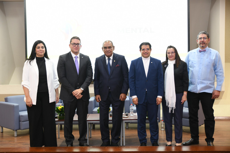 Mariel Núñez, Zoila García, Miguel Franjul, Secilio Espinal, Yanis Mejía y Héctor Guerrero Heredia en el Foro de Salud Mental convocado por el Listín Diario acogido por la PUCMM.