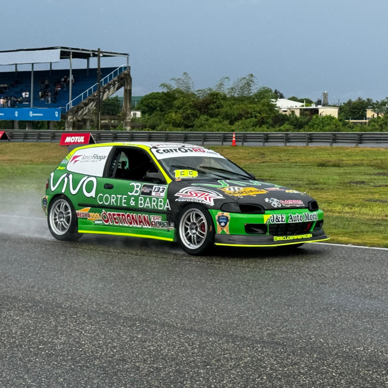 Jonathan Basden, desafiando la lluvia, marcha rumbo a la victoria en la competitiva categoría Racing Sedan.