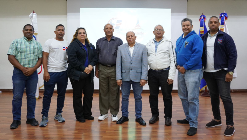 Juan Febles, director técnico, y Pedro Julio Quezada, jefe de misión, junto a parte de los delegados presentes en el encuentro.