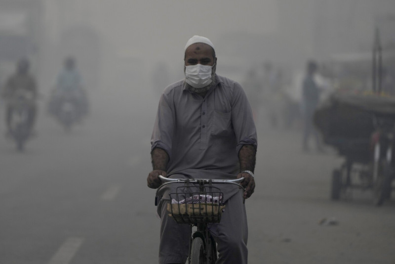 Un ciclista con mascarilla se dirige a su lugar de trabajo en medio del smog en Lahore, Pakistán, el miércoles 6 de noviembre de 2024.