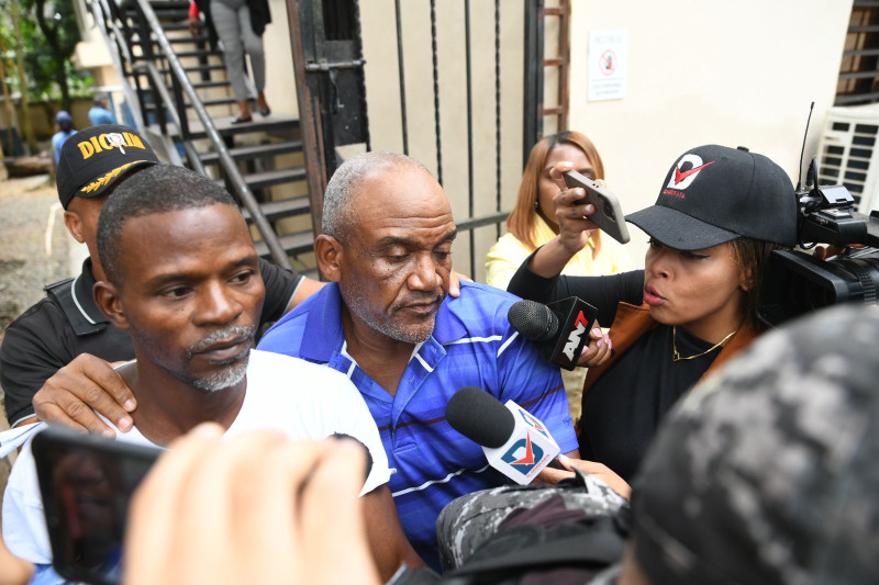 Fotografía muestra a Nazario y Obispo Carmona salen de la audiencia tras conocerle tres meses de prisión preventiva.