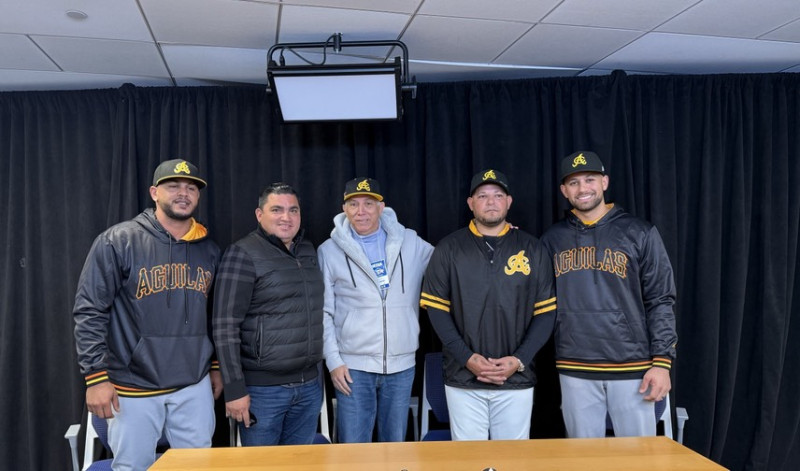 Desde la izquierda los aguiluchos Juan Lagares, Ángel Ovalles, doctor Ramón Tallaj, Yadier Molina y J.C. Escarra.