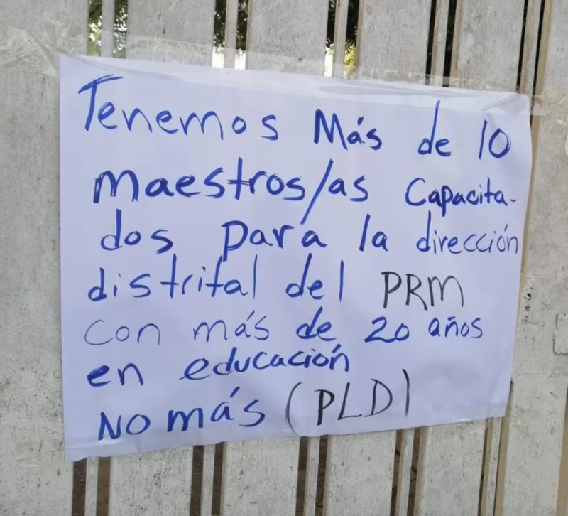 Una de las pancartas colocadas por dirigentes del PRM en rechazo a nombramiento de profesora.