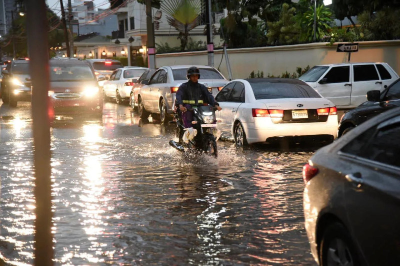 Calles inundadas y casas fueron afectadas por lluvias en Gran Santo Domingo.