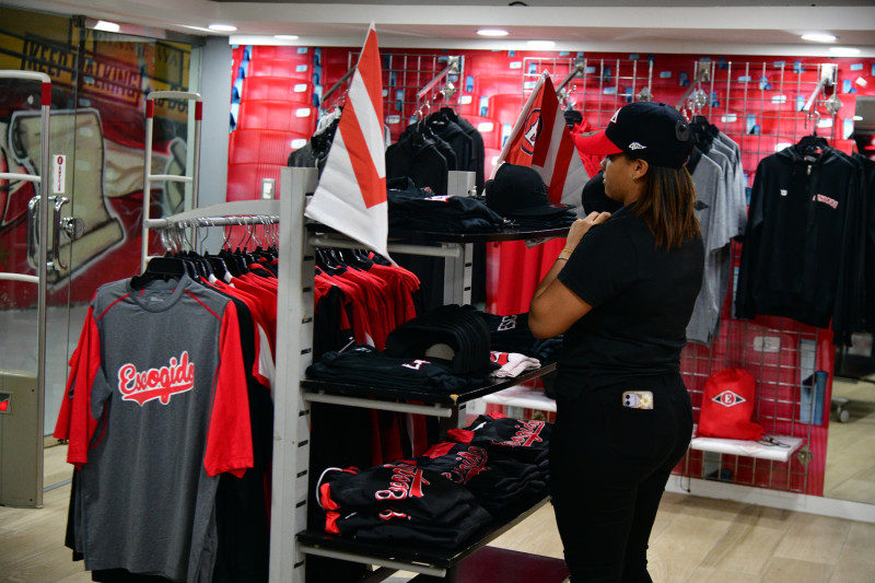 Fanática de los Leones del Escogido visita la tienda del equipo.