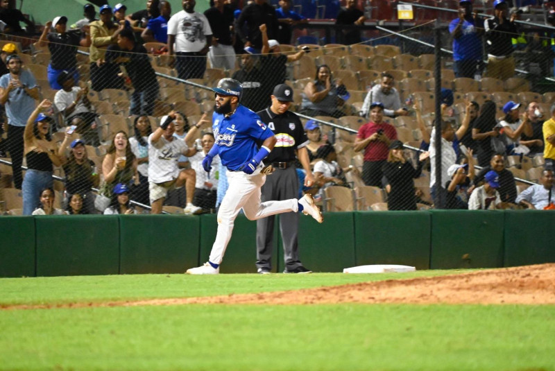 Emilio Bonifacio recorre las bases luego de conectar jonrón.