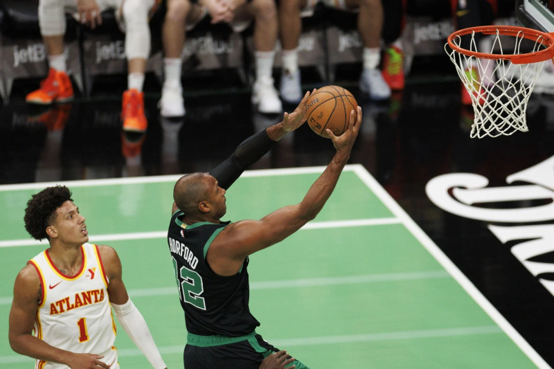 Al Horford, de los Celtics de Boston, se eleva en busca de un canasto en el partido frente a los Hawks de Atlanta.