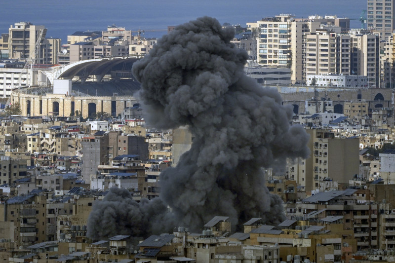 El humo se eleva después de un ataque aéreo israelí en Dahiyeh