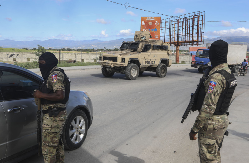 Agentes de policía patrullan cerca del Aeropuerto Internacional Toussaint Louverture en Puerto Príncipe, Haití, el martes 12 de noviembre de 2024.