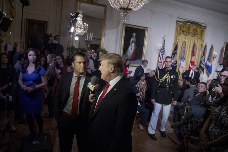 El presidente Donald Trump aparece en el programa Fox & Friends con Pete Hegseth en un evento del Wounded Warrior Project Soldier Ride en la Sala Este de la Casa Blanca en Washington, el jueves 6 de abril de 2017.