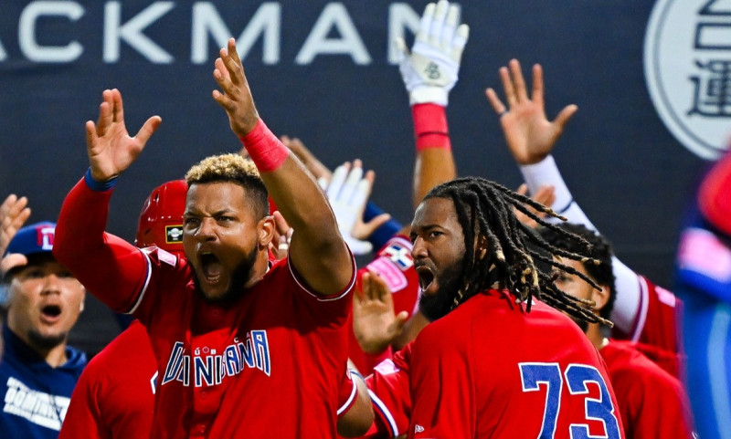 Andretty Cordero y Rainer Núñez al frente de la celebración de República Dominicana tras conseguir su primera victoria en Premier 12.