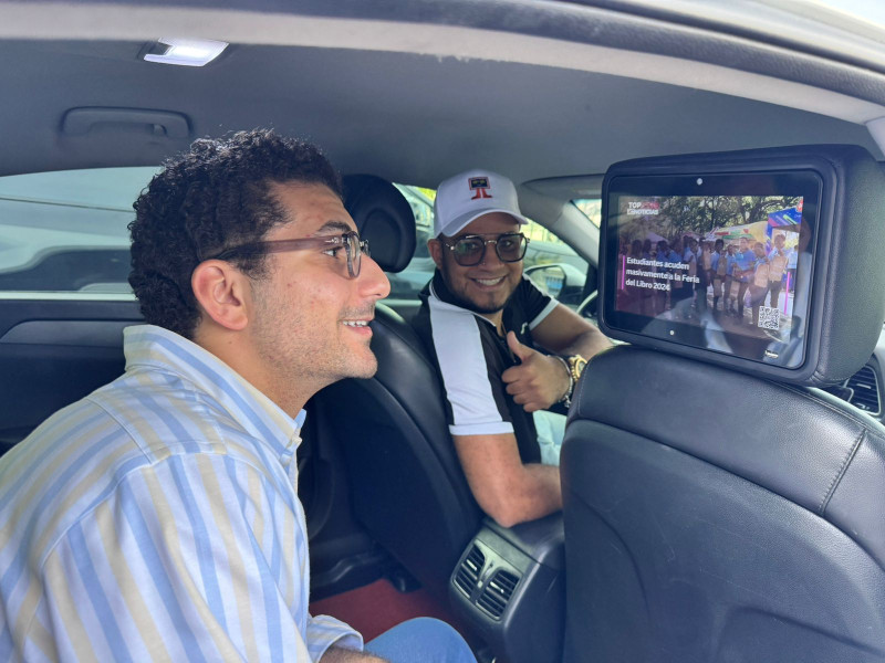 El proyecto consiste en colocar tabletas en el vehículo que utilizan aplicaciones para servicios de taxis para brindar una experiencia más allá de ver un anuncio, sino que se pueda interactuar con el dispositivo