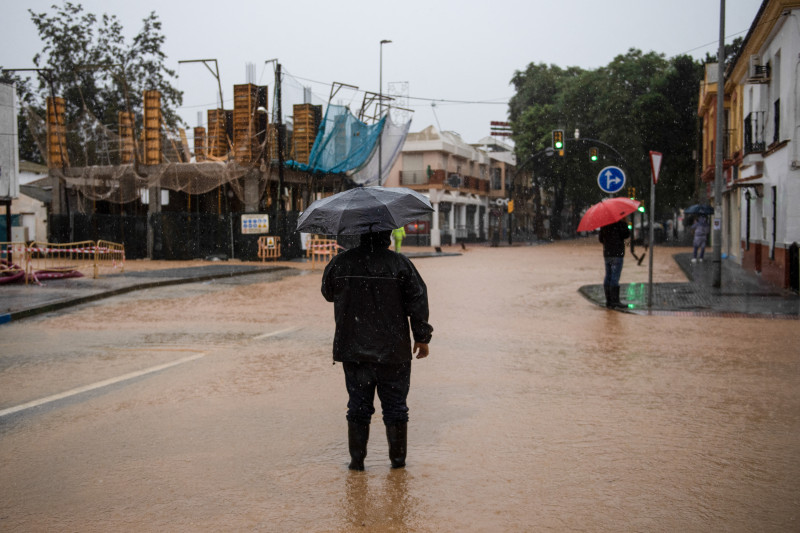 Una persona se encuentra en medio de una calle inundada en Campanillas