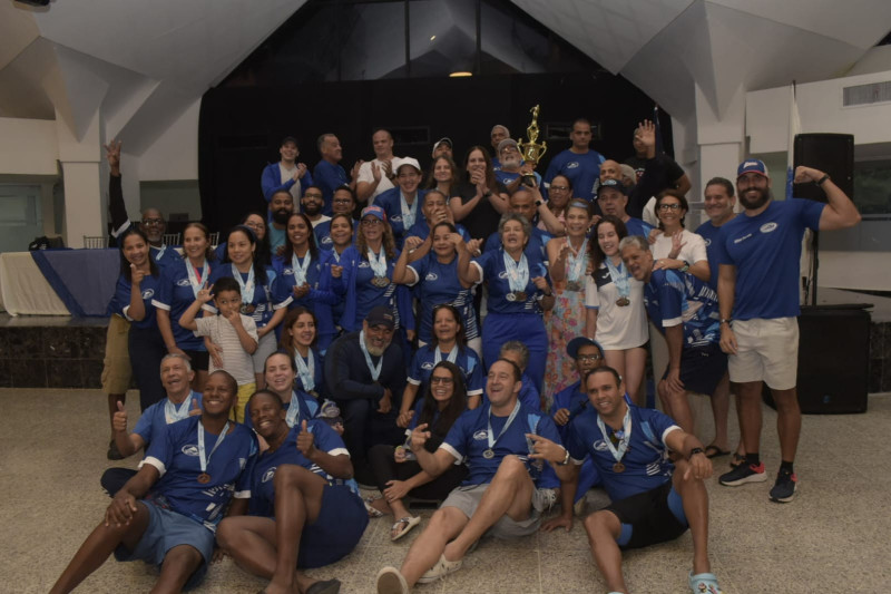 Los ganadores de los Delfines Masters del Club Naco celebran jubilosos su victoria en el XVII Torneo Invitacional Internacional.