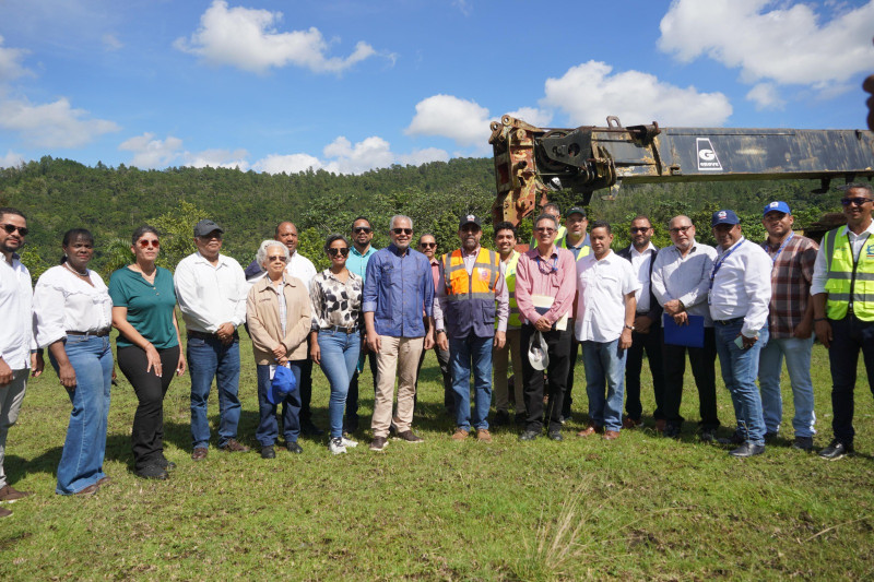 Director ejecutivo del INDRHI, Olmedo Caba Romano, junto al administrador de EGEHID, Rafael Salazar, en la entrega del campamento de la presa de Guaigüí.