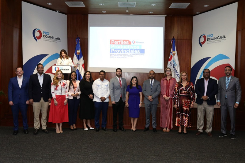 Biviana Riveiro Directora Ejecutiva de ProDominicana, junto a los participantes en la presentación del estudio.