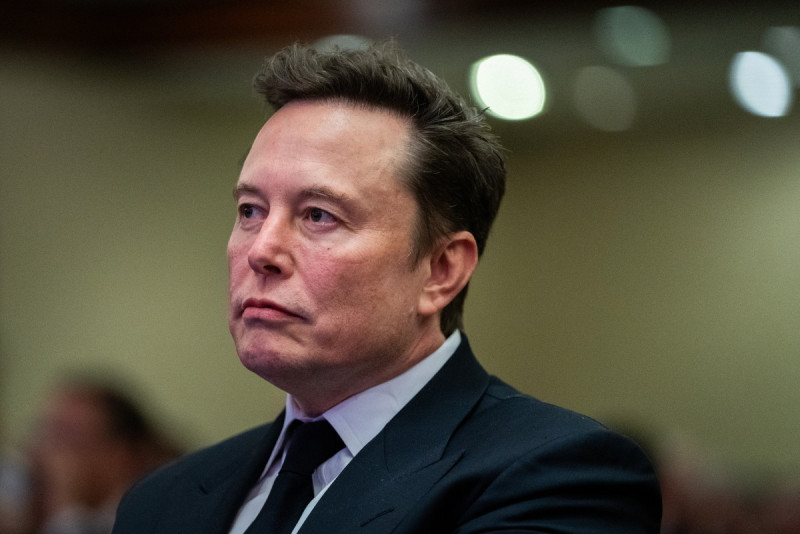 Elon Musk escucha mientras el presidente electo de EE.UU., Donald Trump, habla durante una reunión con los republicanos de la Cámara de Representantes en el 13 de noviembre de 2024