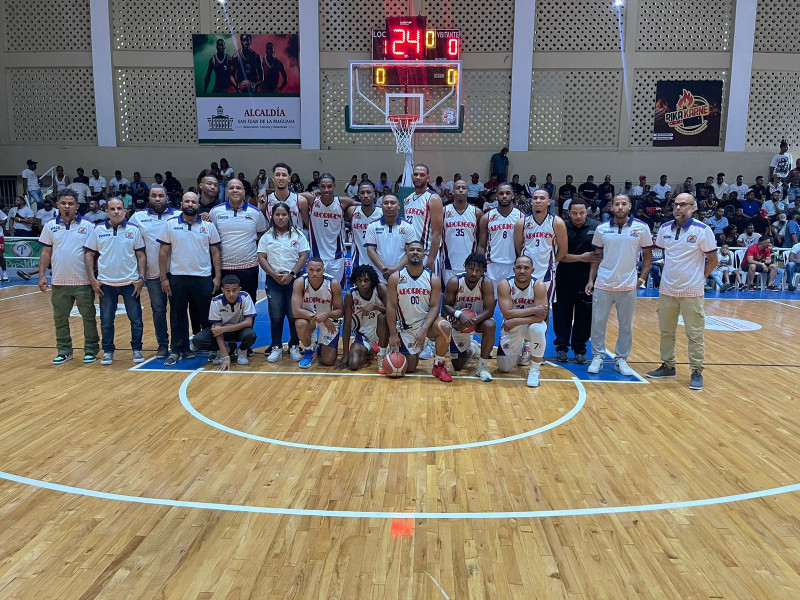 Integrantes del equipo Aborigen, campeón del torneo de baloncesto de San Juan de la Maguana.