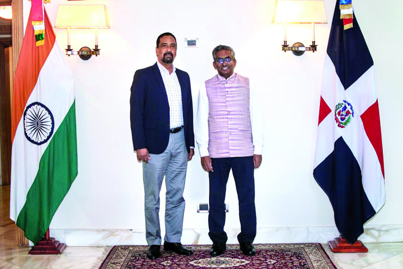 El Embajador de la India, Ramu Abbagani, junto a Aquiles Rodríguez, presidente del Comité Organizador del Torneo de Ajedrez Conde Peatonal.